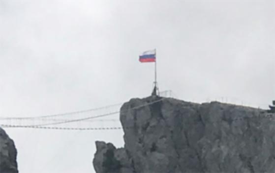 На вершине Ай-Петри в честь Дня государственного флага  РФ установили  триколор (фото)