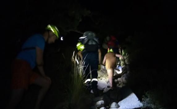 Спасатели эвакуировали туристов у береговой линии горы Аю-Даг (фото)