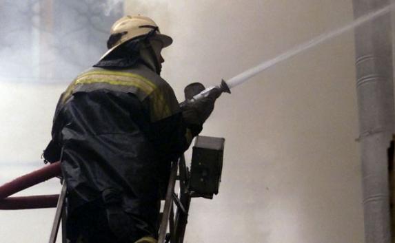Десятки человек эвакуировали из-за пожара в Керчи