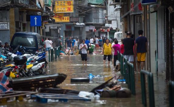 Мощный тайфун обрушился на Китай — десятки жертв, сотни пострадавших (фото, видео)