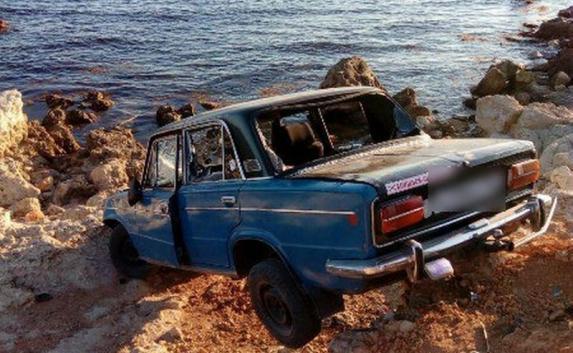 ВАЗ упал с горы на дикий пляж в Севастополе и пассажиры закидали его камнями (фото)