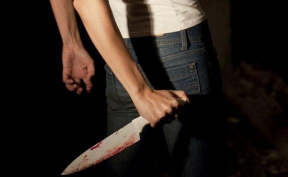На остановке в Керчи изрезали ножом 17-летнюю девушку