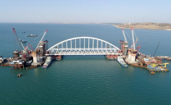 Железнодорожную арку Крымского моста доставили на фарватер (фото)