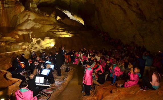 Артисты из Китая, РФ и Италии дали концерт классики в Мраморных пещерах 