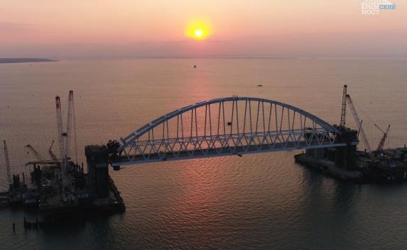Железнодорожную арку Крымского моста подняли на проектную высоту (фото)