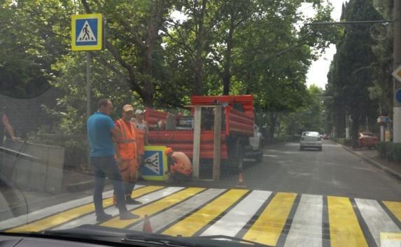 Местные жители не оценили открытие пешеходного мостика на Киевской улице в Ялте(фото)