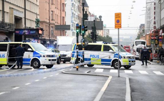В мире: В Стокгольме мужчина с ножом ранил полицейского