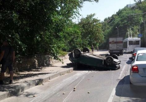 В Крыму автомобиль упал с эвакуатора. В Севастополе перевернутая машина заблокировала движение (фото, видео)