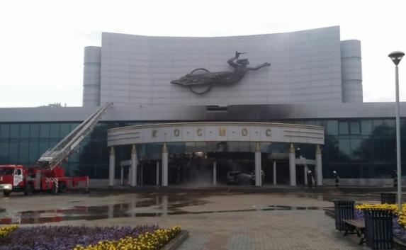 Кинотеатр в Екатеринбурге протаранили на автомобиле из-за «Матильды» (фото, видео)