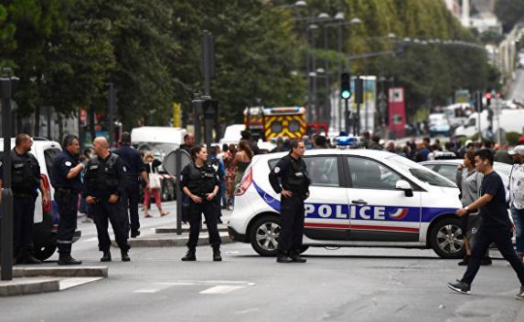 Полицейские предотвратили теракт в пригороде Парижа: преступники задержаны, бомба изъята — в мире