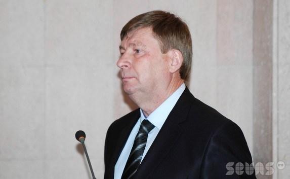 Новому директору лагеря «Ласпи» — генерал-лейтенанту — поручено разобраться с частными коттеджами на его территории