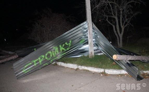 В Севастополе под покровом ночи был снесён строительный забор на пришкольной территории