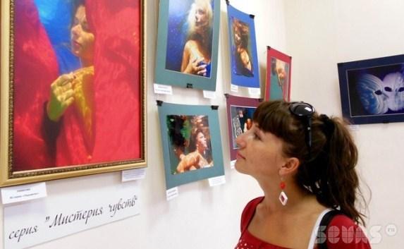 В «Небесный свет воды» смогли окунуться гости фотовыставки и инсталляции фоторабот Марины Бересневой