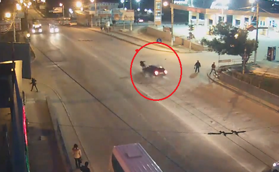 Иномарка на полном ходу сбила женщину. Видео аварии в Севастополе на «Студгородке» 