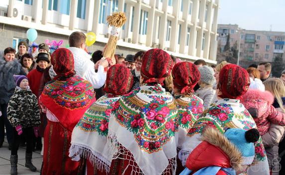 В Севастополе на площади перед УКИЦ весело отпраздновали Рождество
