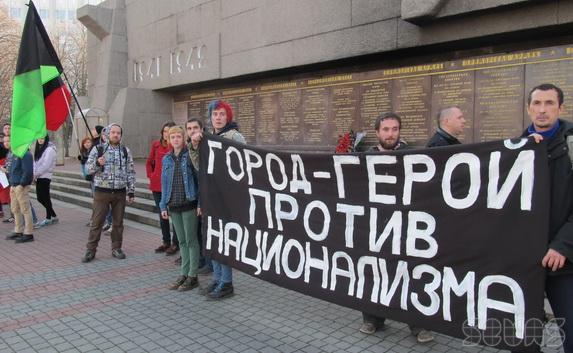 В память об Анастасии Бабуровой севастопольские антифашисты провели в центре города кинопоказ и мини-марш
