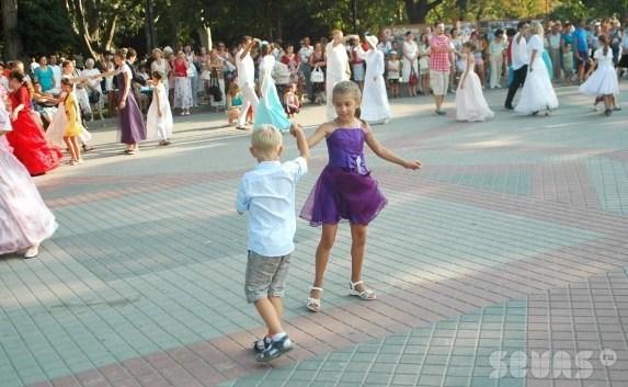 На Приморском бульваре балом отметили День семьи, любви и верности