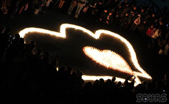 В День влюблённых в Севастополе из тысяч свечей сложили пылающие сердца