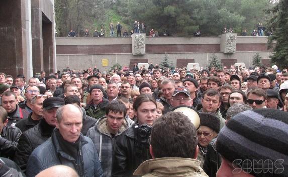 Рубанов, Дойников и Чалый пытаются уговорить людей разойтись до завтра