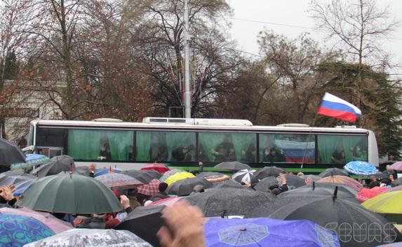 Автобус с севастопольцами выехал в Симферополь, где было захвачено здание парламента