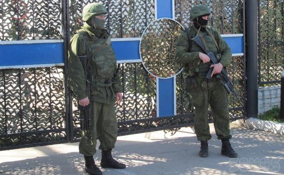 Штаб ВМСУ блокируют севастопольцы и неизвестные военные 
