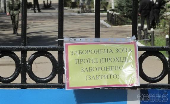 Около тысячи севастопольцев забаррикадировали поддонами штаб ВМСУ
