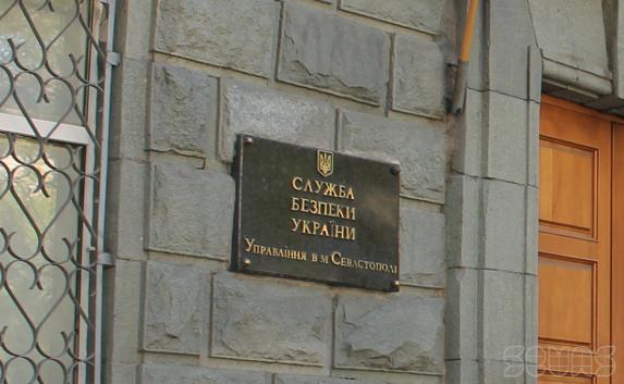 «Самооборонцы» водрузили флаг России на здание СБУ Севастополя и охраняют его от прихода киевского назначенца