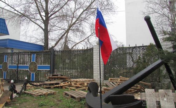 Возле штаба ВМСУ водрузили флаг России