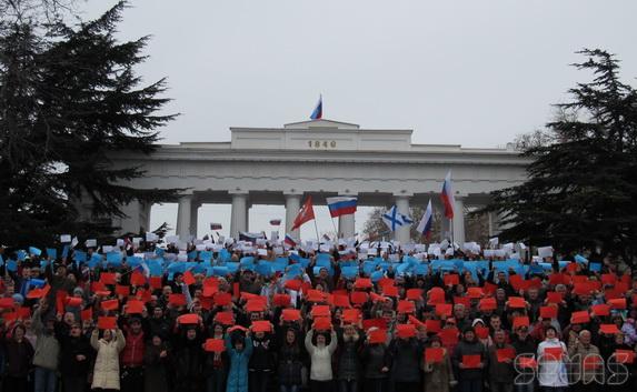 Севастопольцы на Графской пристани превратились в российский флаг