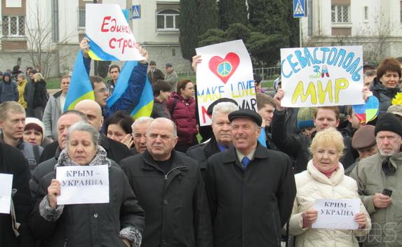 Крымские татары Байдарской долины митинговали за мир в составе Украины