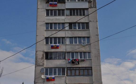 Севастопольцы стали массово вывешивать на окнах и балконах российские флаги