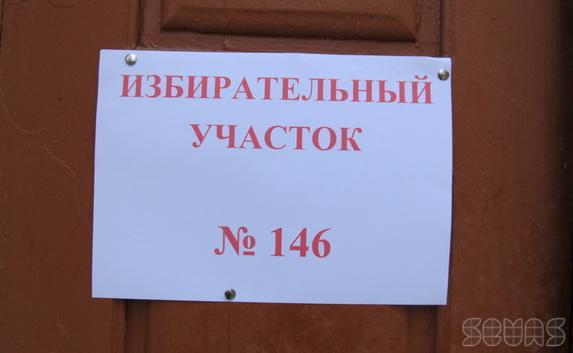 Избирательные участки Севастополя работают — люди сверяют себя в списках