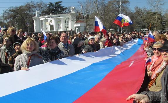 «Возвращаемся домой»: на площади Нахимова севастопольцы прошли почётный круг с российским триколором