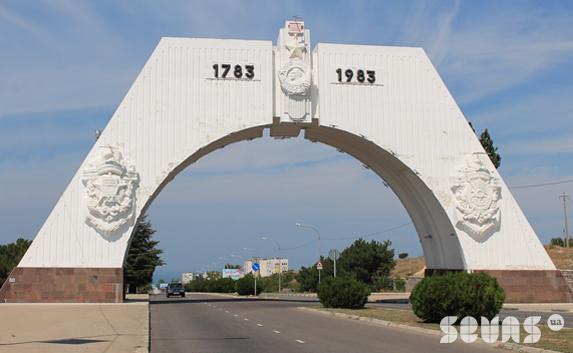 Неравнодушная семья помогла в восстановлении триумфальной арки в честь 200-летия Севастополя