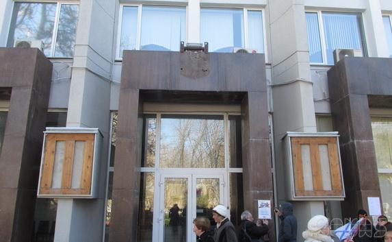 В Севастополе со зданий СГГА и горсовета сняли украинскую символику