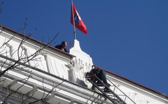 В Севастополе со здания Законодательного собрания сняли герб Украины
