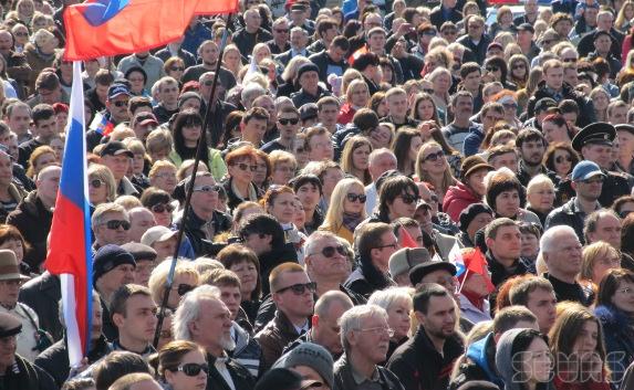 Прямая трансляция речи Путина собрала тысячи севастопольцев на площади Нахимова