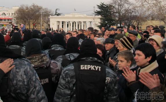 На площади Нахимова «ополченцев» и «Беркут» поздравили с окончанием обороны