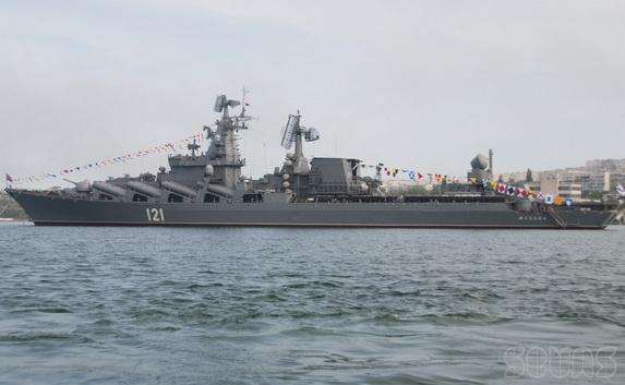 В Севастопольской бухте все корабли подняли Андреевский флаг