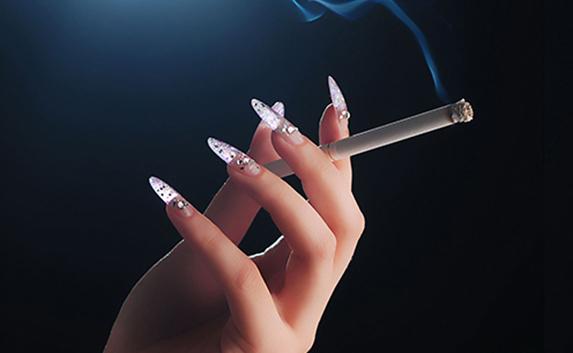 В России женщинам младше сорока запретят курить