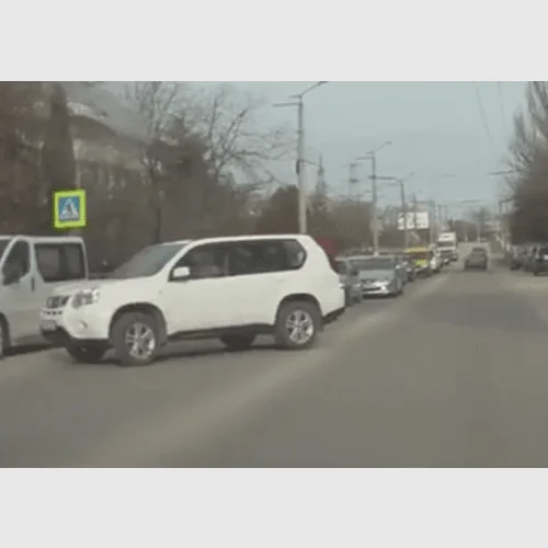 «Бесхозный» джип устроил «тянучку» в Севастополе — видео
