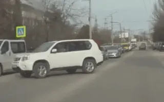 «Бесхозный» джип устроил «тянучку» в Севастополе — видео