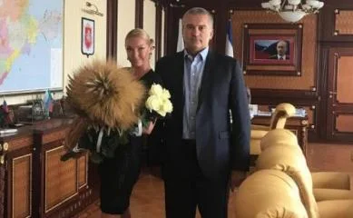 ​Аксенов «наградил» Волочкову снопом пшеницы