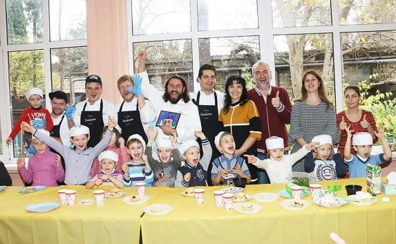 Итальянский повар научил юных ялтинцев печь пирожные 