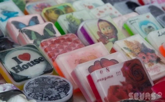 На выставке handmade-изделий на Приморском бульваре севастопольские мастера поделились теплотой своих рук и сердец