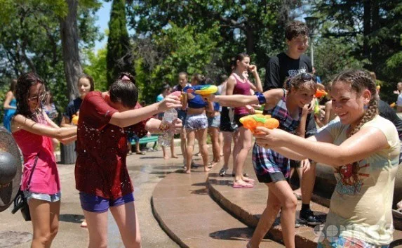 Новый сезон мокрых маек в Севастополе открыт — «Водные войны» в городе!