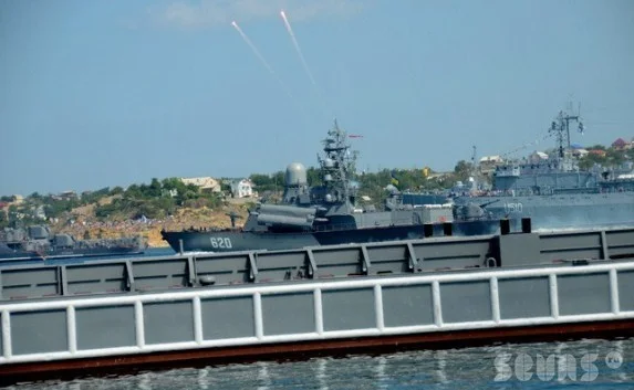 День ВМФ в Севастополе: тысячи зрителей пришли посмотреть на парад кораблей. Репортаж второй 