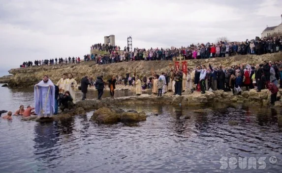 Севастопольцы традиционно искупались в водах Чёрного моря на Херсонесе на Крещение Господне