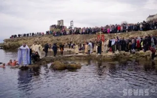 Севастопольцы традиционно искупались в водах Чёрного моря на Херсонесе на Крещение Господне