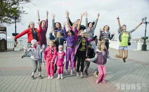 Яркий танцевальный флэшмоб на Приморском бульваре в Севастополе